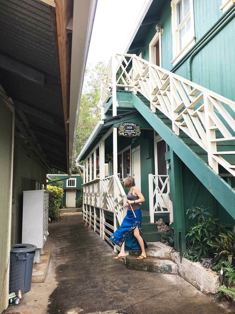 マウイには丁寧な島暮らしを楽しむナチュラルな人が多く、特に“アップカントリー”と呼ばれるハレアカラ山の高地に住む人々はその傾向が強い。マカワオのお店「ザ・ドラゴンズ・デン」は、オーガニックやナチュラルにこだわったサプリ、お茶、オイルなどの専門店。ここでしか手に入らないもの、実はこの小さな店でアメリカ最新のスーパーフードなどの取り扱いもあったりするのだ。