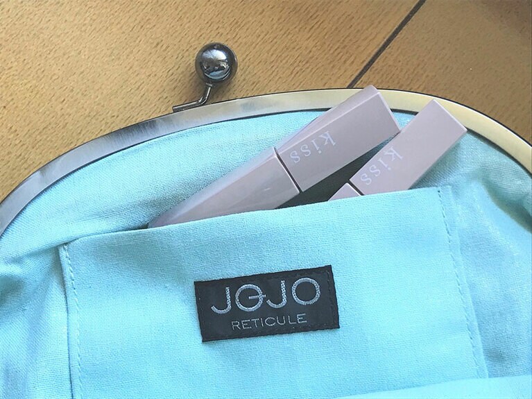 サイズは高さ93mm×幅16mm(プチプラ美調べ)で、ミニバッグやクラッチでも携帯しやすいコンパクトサイズ。