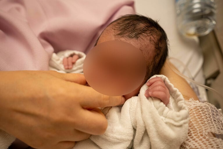 出産直後の上田さんと娘さん（本人提供）