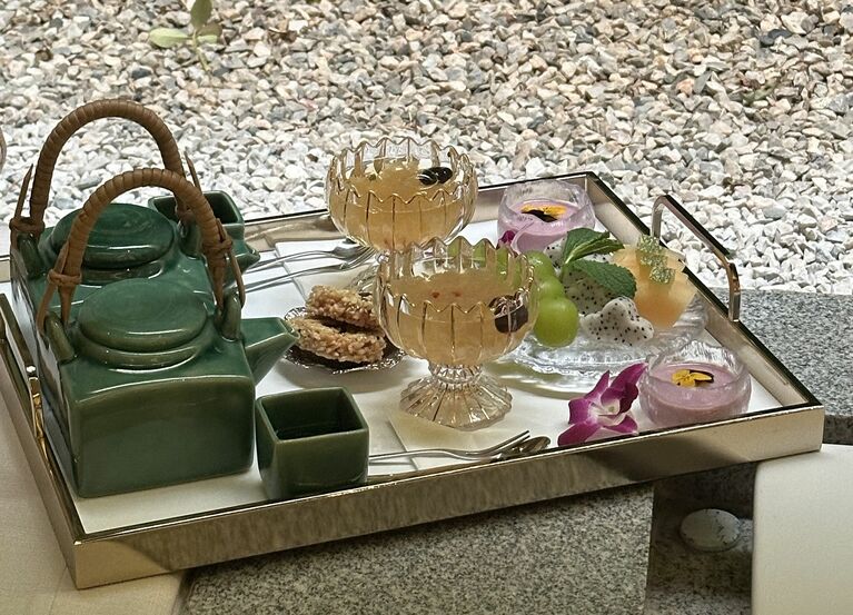 トリートメントの後は、ハーブティーとヘルシーなスイーツを。（写真／Lina Shigemitsu）