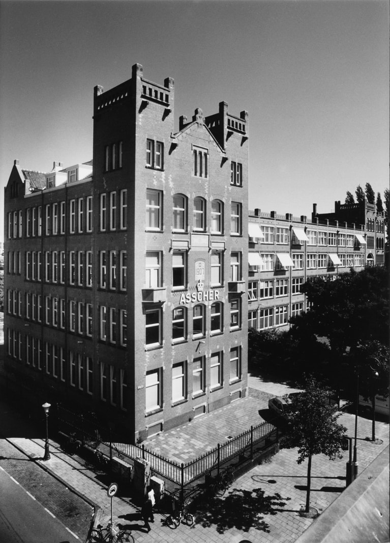 現在もアムステルダムにある本社ビル。目前にはその名も“ダイヤモンド通り”が走り、かつて工房が軒を連ねた。