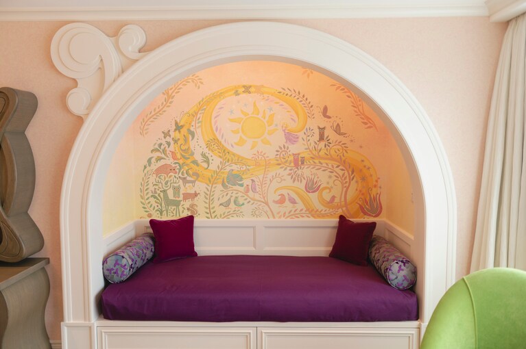 「スーペリア・アルコーヴルーム」 （大人4名定員）のソファはターンダウンするとベッドに