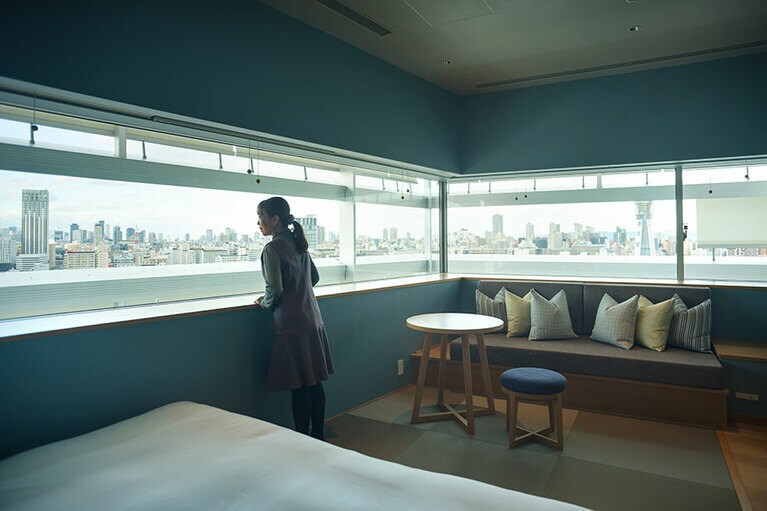 眺望を楽しむなら、壁二面が窓になっているコーナーツインルームがベスト。