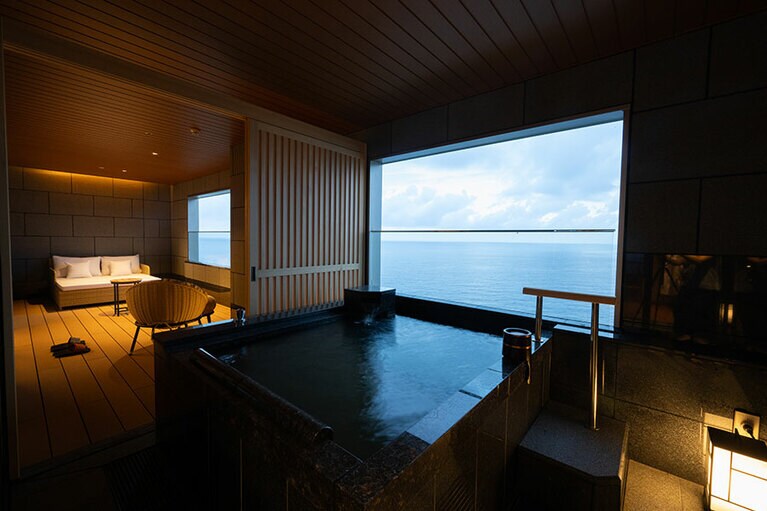 プレミアムスイートには、肌に優しい弱アルカリ性で、美肌効果が高い温泉風呂があり、24時間いつでも入浴可能。