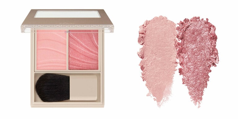 ふたつの質感とカラーを重ねることで、自然な立体感と血色感を出せるパウダーチーク。薄膜で均一に色がフィットし、重ねても厚ぼったくならない。持ちを高めるスキンフィット成分を配合。美容液成分として、コラーゲン、ヒアルロン酸、スクワランを配合。写真のPK-2 バーベナピンクは、ピュアな印象になる黄味系ピンク。左のミルキーなコーラルカラーは、頬意外に塗るのもオススメ。