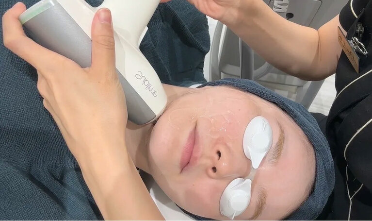 施術中の藤井明子さん。