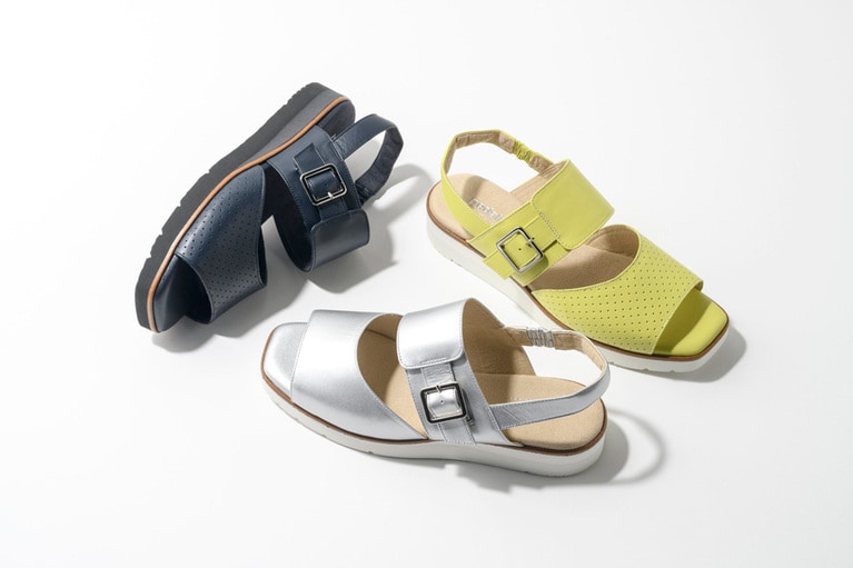 PEDALA LA CHIC「1212A184」(左上から反時計周りにミッドナイト、シルバー/P、ネオンライム)すべて28,600円(税込)。履き回しのしやすいこれからのシーズンにおすすめのシンプルなサンダルタイプ。可愛いデザインでありながら「グルーヴチェンジ」構造やパワーフォーミングソールを採用し、足に負担の少ない＆歩きやすいを実現。夏のコーデに取り入れやすいアイテムだ。