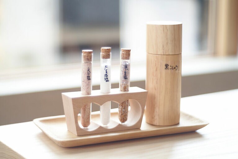 卓上塩は、えび塩、金ごま塩、塩造りの過程でわずかな量しかとれない、たる底塩。