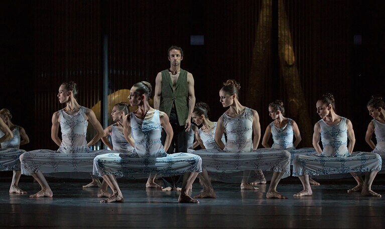 バレエ・アム・ライン《白鳥の湖》よりオデットの祖父と白鳥たち。 ©Gert Weigelt