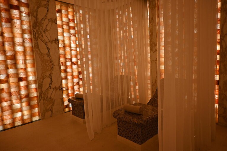 ヒマラヤンソルトを積み上げた壁の部屋。