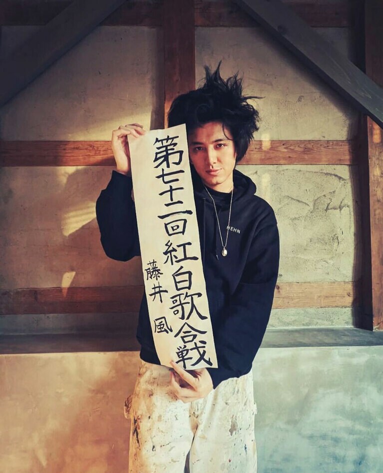 2021年12月24日 藤井 風公式インスタグラムより。特に髪の立ち方は私の寝起きと似ている。