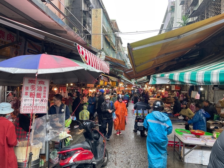 写真の道をそのまま進み、富民路145巷の路地を目指しましょう。左折して、さらに直進します。