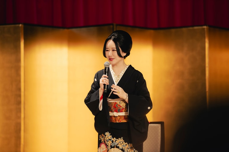 映画『かくかくしかじか』の撮影裏話を披露する東村アキコさん。