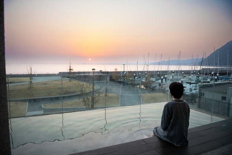 湾内の凪いだ海に光の道が現れ、キラキラと輝く様子は何ともドラマティック。