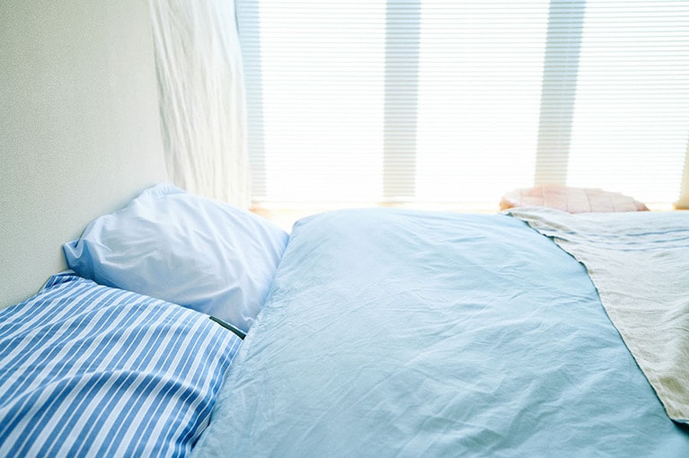 「枕カバーの色をベージュにするともっと優しい印象になります。面積の小さな枕カバーは何枚か揃えて、色や柄で遊んでみるのがおすすめです」と谷山さん。