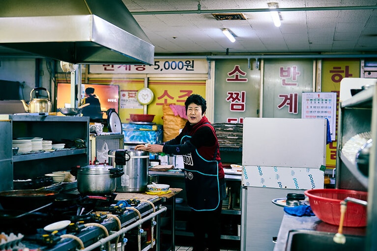 タミャン食堂の名物は定食。店内には、朝ごはんのいい匂いが。