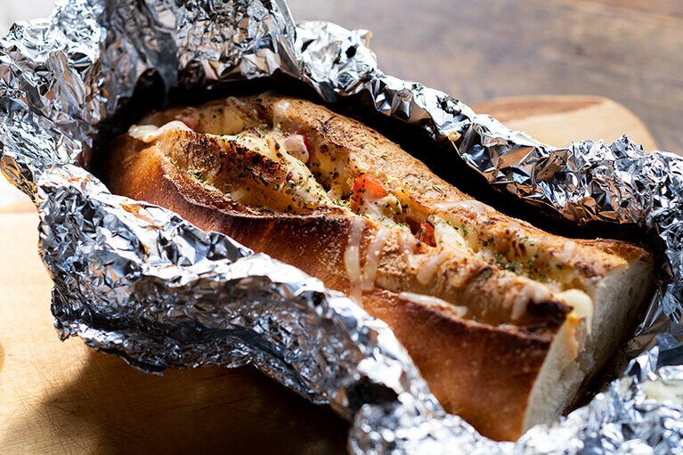 アルミホイルで包んだバゲットを焚き火の遠火で焼いて。