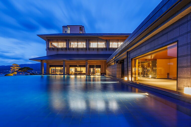 非日常感を演出する水のテラス。