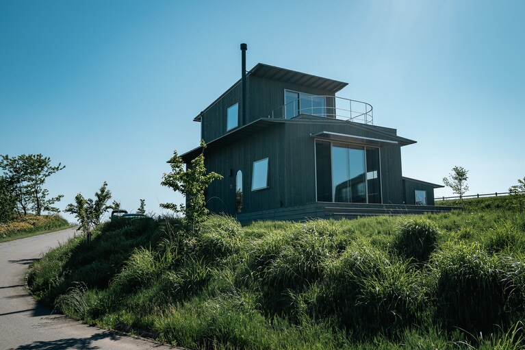 醸造家の家のような佇まいの「song」1階がレストラン、2階が宿泊フロアとなっている。（撮影：石川博也）