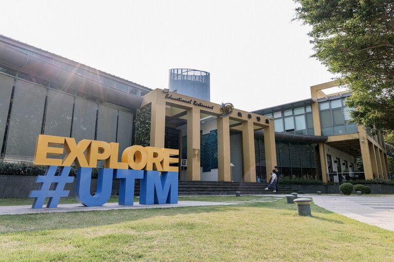 場所は小高いモンハの丘の上。中心地から車でわずか10分ほどとは思えないほど緑が豊か。