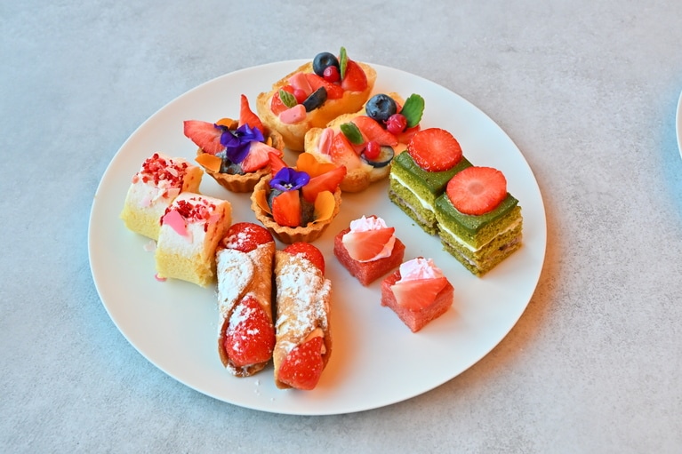 スイーツプレートのイメージ。「古都華と黒ゴマのタルト」「苺のブラウニー」「苺のカンノーロ」ほか全6品。