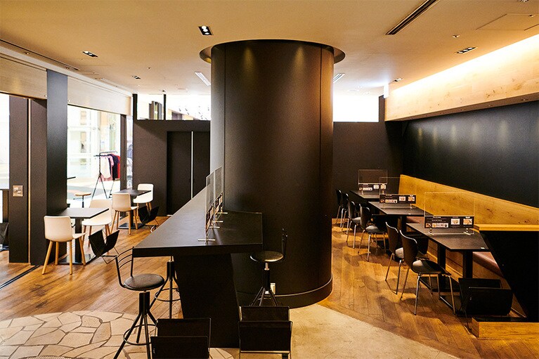 ラウンジスタイルの店内はメルセデスらしい落ち着いた雰囲気。