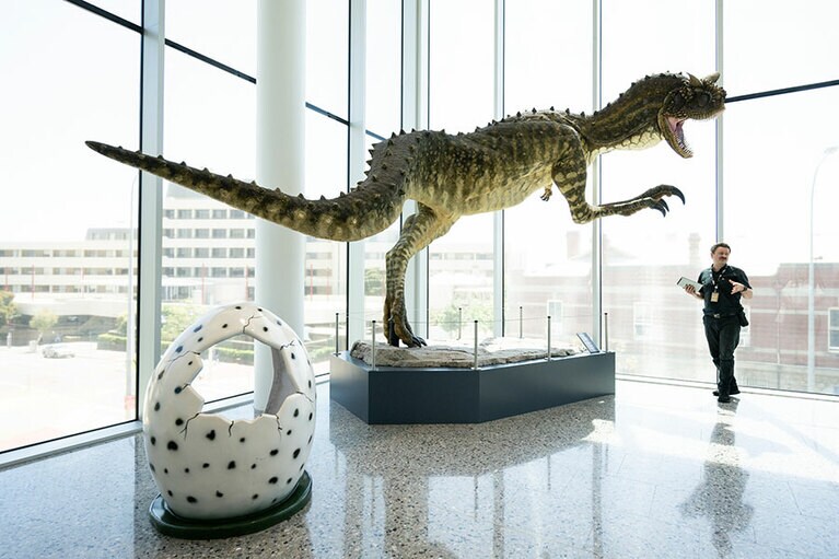 恐竜と記念撮影。