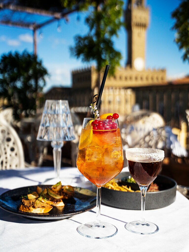 大聖堂や宮殿を間近に望む立体式テラスでカクテルを。