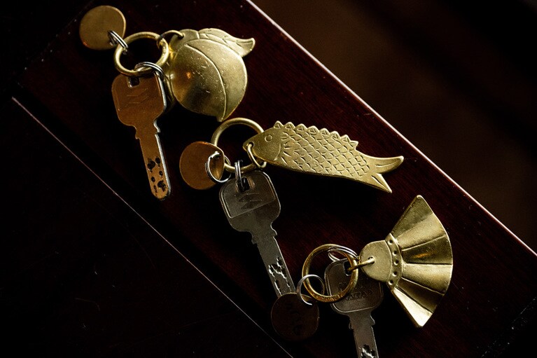 愛らしいルームキーは、沖縄に伝わる縁起物の「房指輪」がモチーフ。