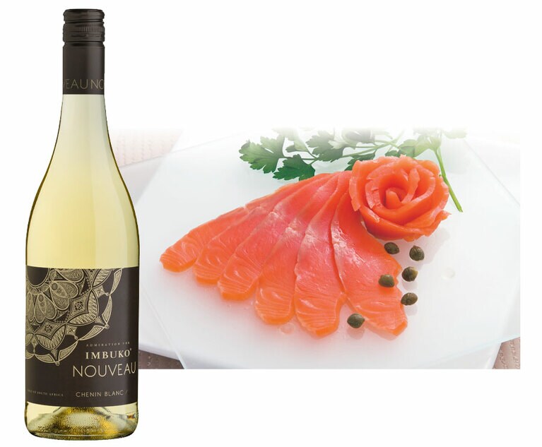 左：イムブコ シュナンブラン ヌーヴォ 750ｍl 税込1,639円。右：成城石井 スモークサーモンスライス 110g 税込1,178円。