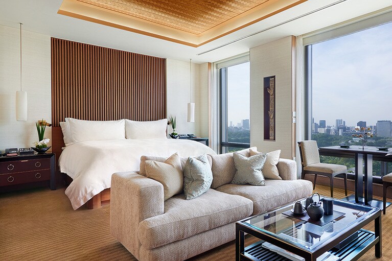 ザ・ペニンシュラ東京での「ペニンシュラ・ウェルネス」の過ごし方をご紹介。【1日目 11:00 am／「ペニンシュラ・タイム」でチェックイン】朝6時から翌日22時まで滞在できる「ペニンシュラ・タイム」でチェックイン（除外日あり）。網代天井など本物の和を感じる客室で、ゲストのために用意された瞑想のためのアプリ「Breethe（英語版のみ）」を使ってリラックス（写真は「グランドプレミアガーデンルーム（一例）」）。