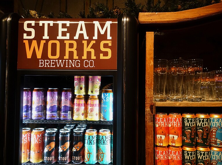 缶ビールのディスプレイ。爽快な飲み口が特徴。