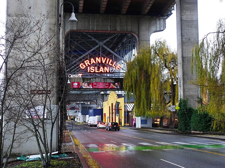 グランビル橋の下に位置するグランビル・アイランド。