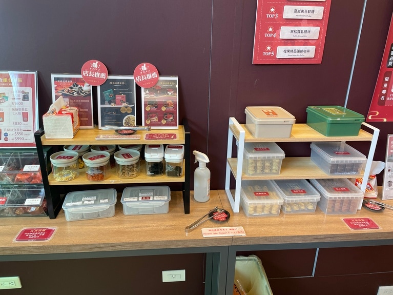 試食だけでお腹いっぱいになってしまいそうですが、気になる商品はぜひお試しを。試食品がなくなっている場合は、スタッフに声をかければ補充してくれます。