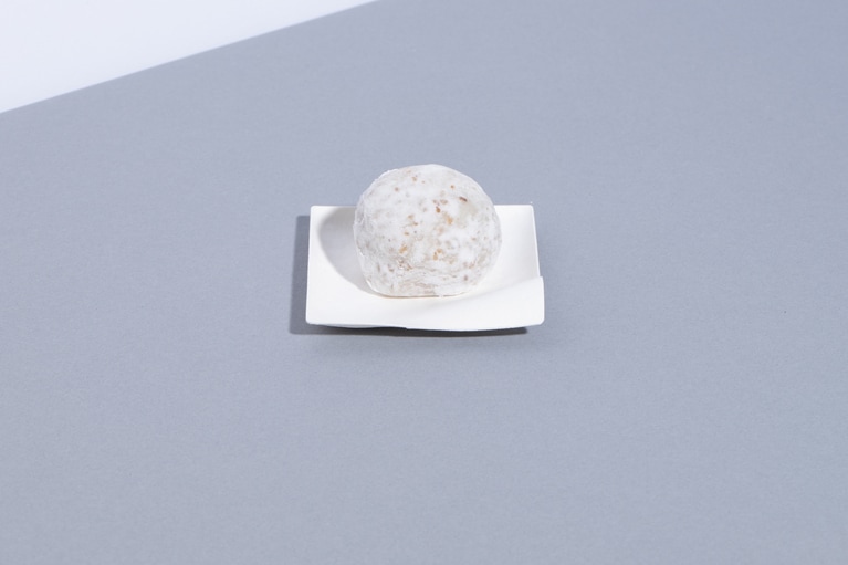 「胡麻餅」300円。