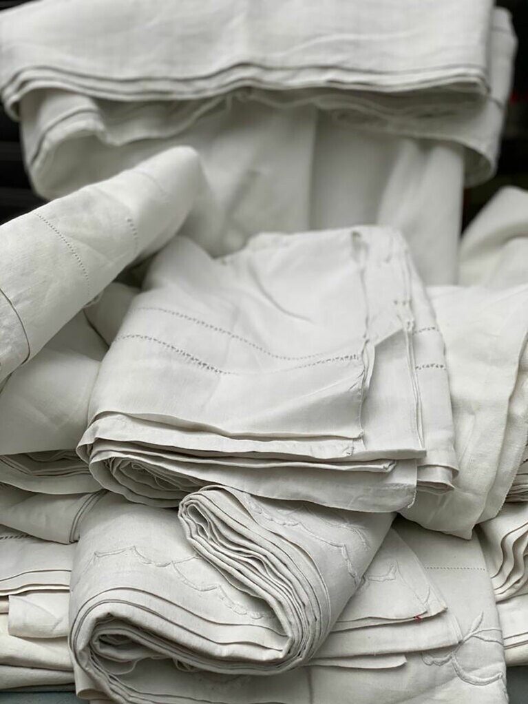 エプロンには1950～60年代のフランス製テーブルクロスとベッドシーツを使用。