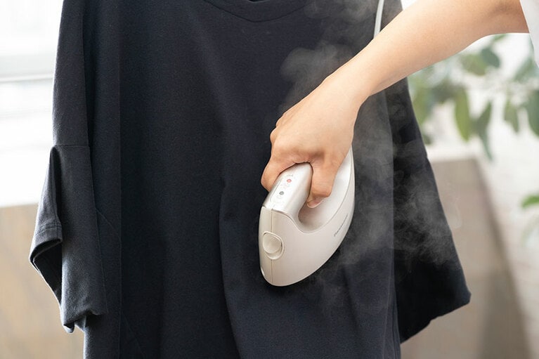 上向き、横向き、下向き。360°どんな向きでも安定したスチーム噴射とパワフルでワイドなスチームでシワとりできる。