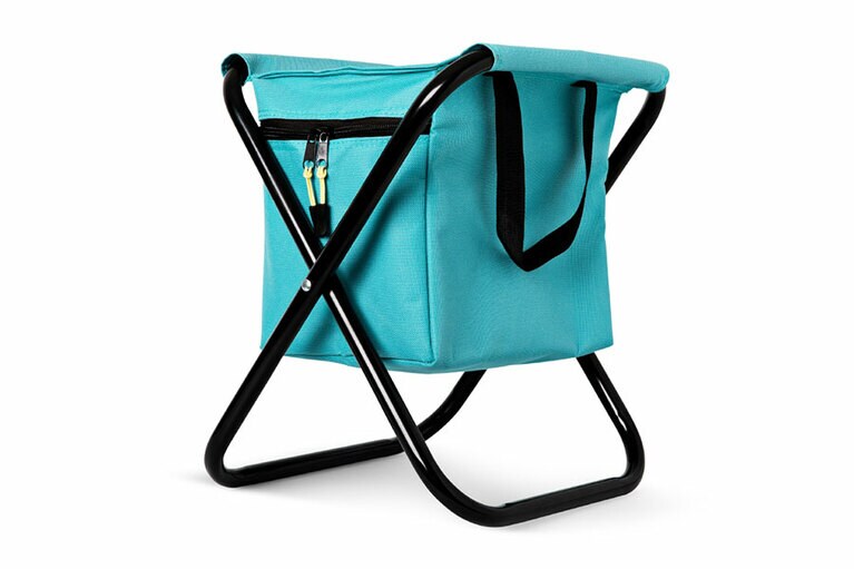 「クーラーバッグ付き折りたたみチェア」（税込1,760円）。