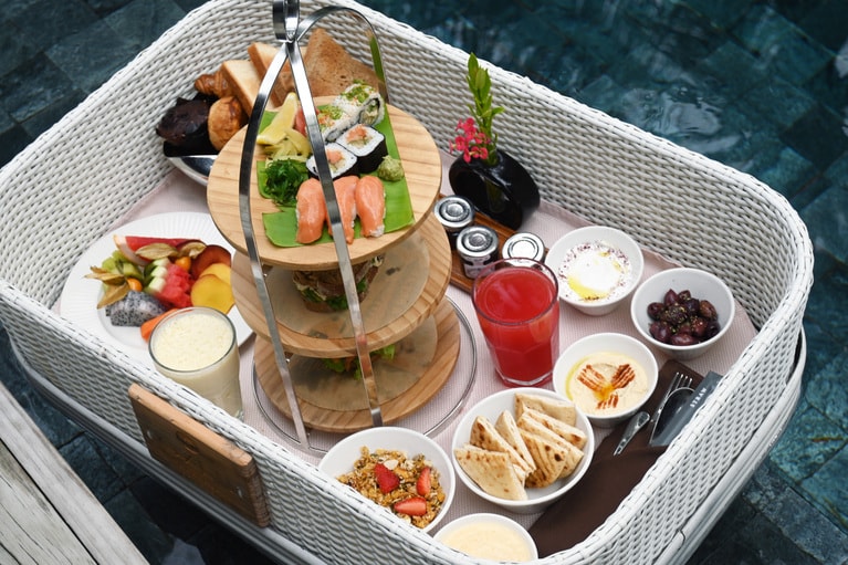 プールで楽しむフローティングブレックファスト。洋式の朝食に加え、お寿司の盛り合わせも。