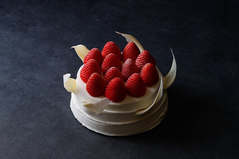 パレスホテル東京「ガトー オゥ フレーズ」（直径12cm、高さ8.5cm／6,000円 直径15cm、高さH8.5cm／7,000円）。