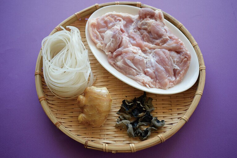 おもな材料は、乾燥ライスヌードル、鶏もも肉、キクラゲ、生姜。鶏もも肉は皮も使い、スープにコクを出す。