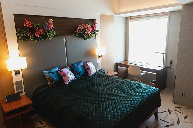 ブルーとピンクのクッションがコーディネイトのアクセントに。