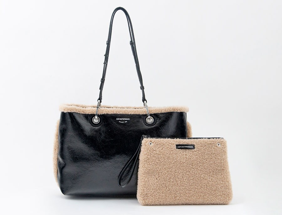 ムートン素材のバッグは、総ボアで仕上げられた愛らしいポーチ付き。W37.5xH27xD11.5㎝ 58,300円。
