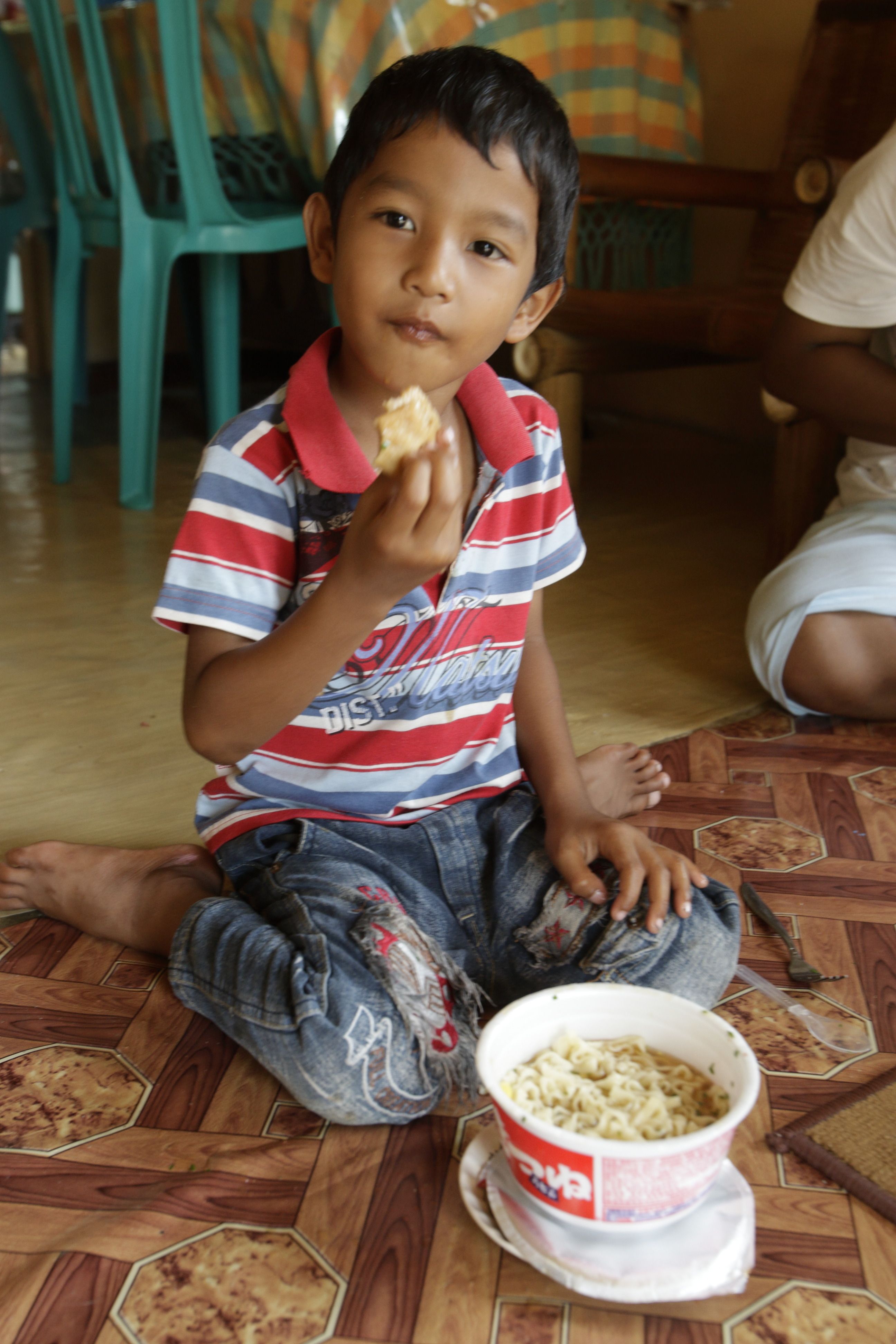 「インドネシアの子はカップうどんの油揚げを、スナック菓子のようにポリポリ食べていました」（筆者談）