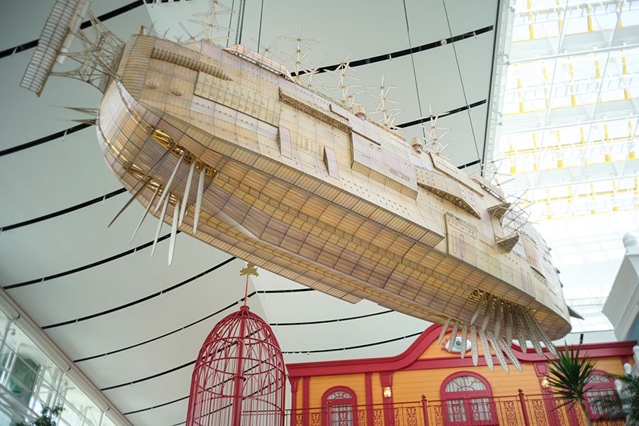 『天空の城ラピュタ』のオープニングに登場する全長約7メートルの「空飛ぶ巨大な船」は大迫力！©Studio Ghibli
