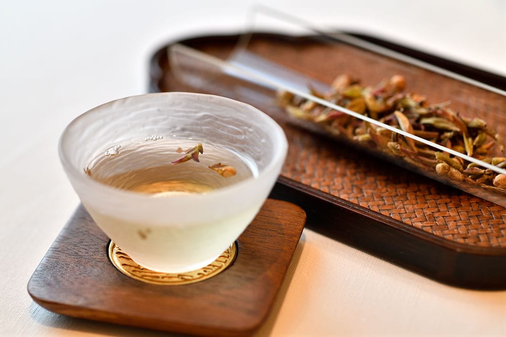 つぼみ入りのプーアル茶。まるでワインセラーのような中国茶コレクションを誇る。