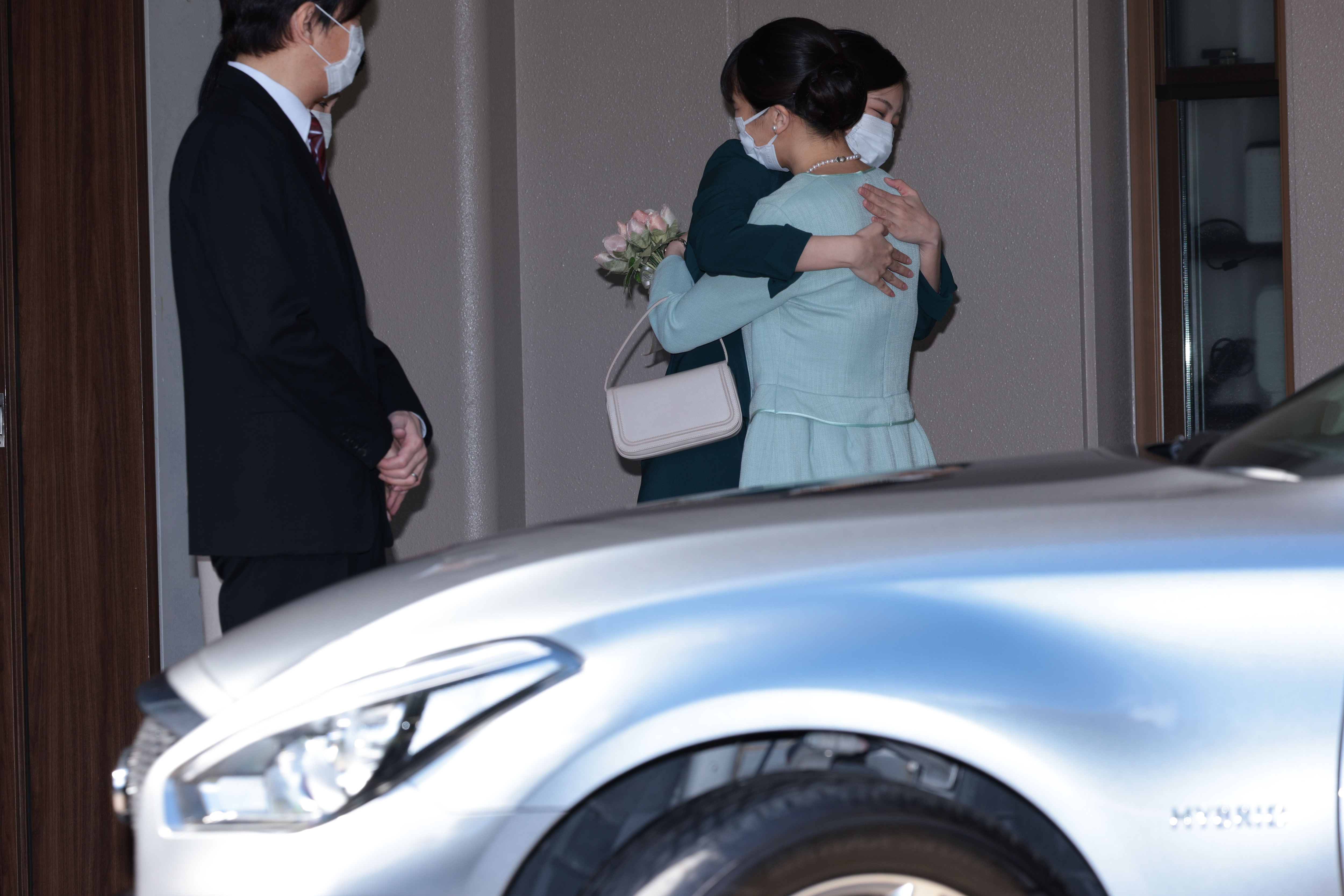 眞子さんを抱きしめられた佳子さま　©JMPA