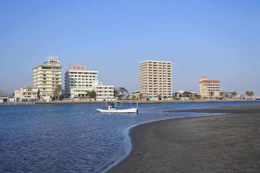 浜名湖畔はマンションやホテルが連なるリゾート地。