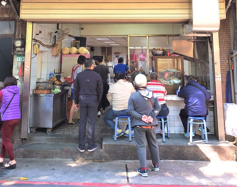 地元の人で賑わう｢賣麵炎仔 金泉小吃店｣。