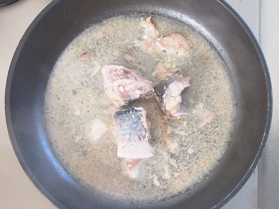 （3）フライパンに鯖の水煮缶の煮汁ごと入れ、炒めます。煮汁を煮詰め、鯖をそぼろ状にします。
